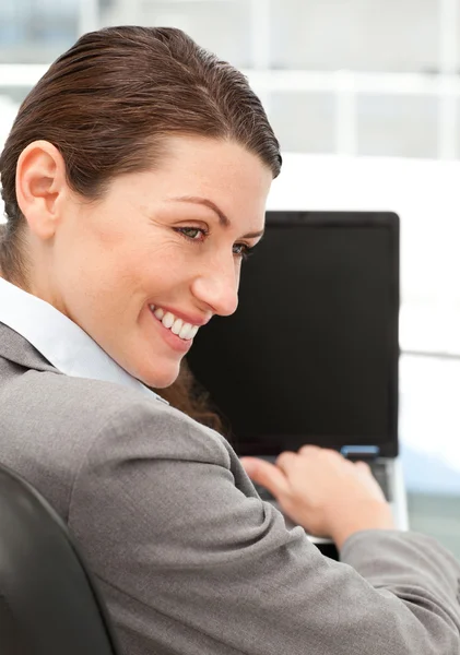 Mujer de negocios alegre trabajando en su computadora portátil —  Fotos de Stock