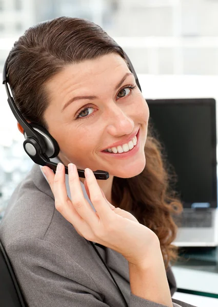 Pretty female representative on the phone with earpiece on — Stock Photo, Image