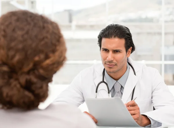 Medico carismatico durante un appuntamento con una paziente donna — Foto Stock