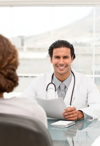 Bayan hasta ile bir randevu sırasında pozitif doktor — Stok fotoğraf