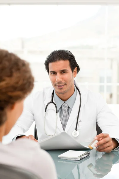 Achteraanzicht van een vrouwelijke patiënt tijdens een afspraak met haar doc — Stockfoto