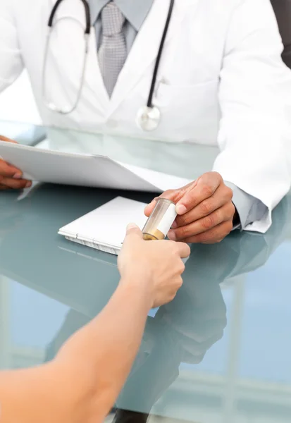 Acercamiento de un médico que le da medicamentos a su paciente durante una ap —  Fotos de Stock