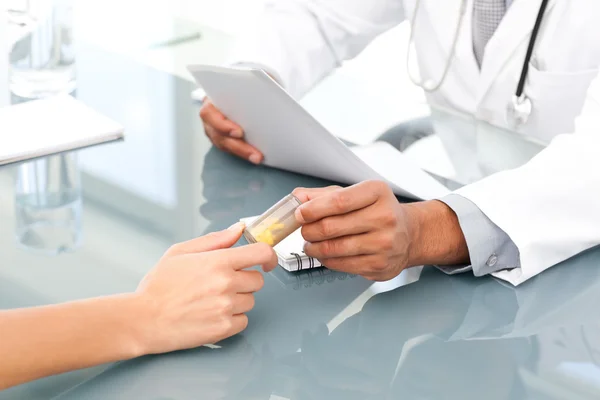 Close-up de um médico que dá medicamentos para seu paciente durante um appoi — Fotografia de Stock