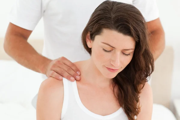 Pretty woman enjoying a back massage from her boyfriend — Stock Photo, Image