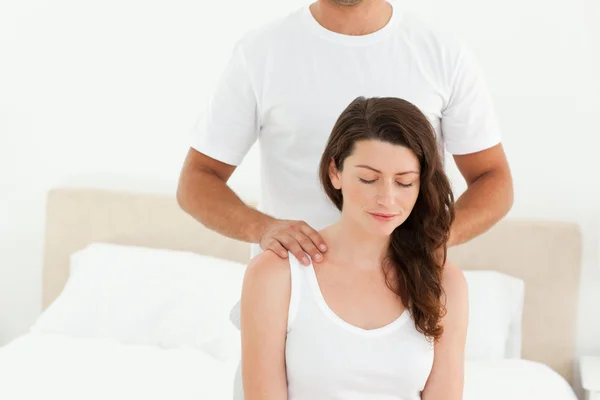 Attente man doet een rug massage om zijn mooie vrouw — Stockfoto