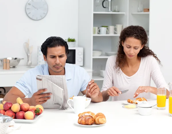 Schönes Paar isst gemeinsam Müsli und Croissants — Stockfoto