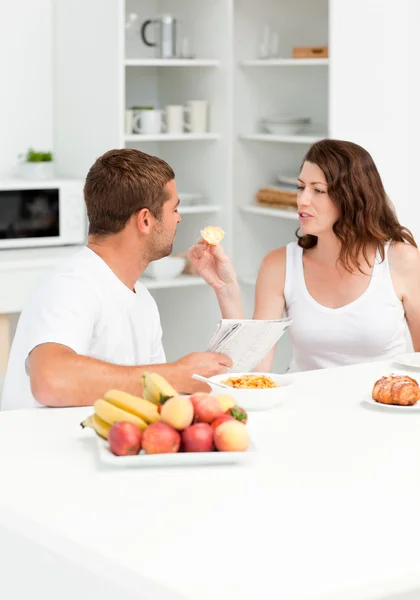 Cute woman giving bread to his husband during breakfast in the k — Stock Photo, Image