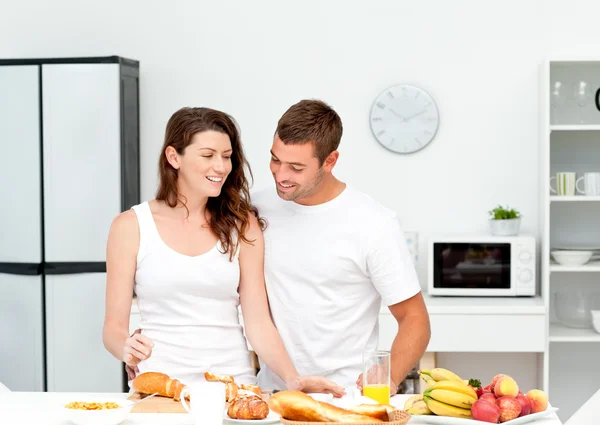Lovely couple preparing their breakfast together — Stock Photo, Image