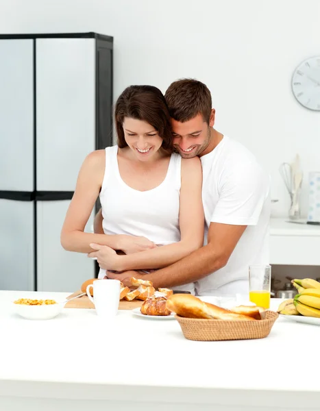 Ευτυχισμένο ζευγάρι αγκαλιάζει προετοιμαμένος μαζί πρωινό τους — Φωτογραφία Αρχείου