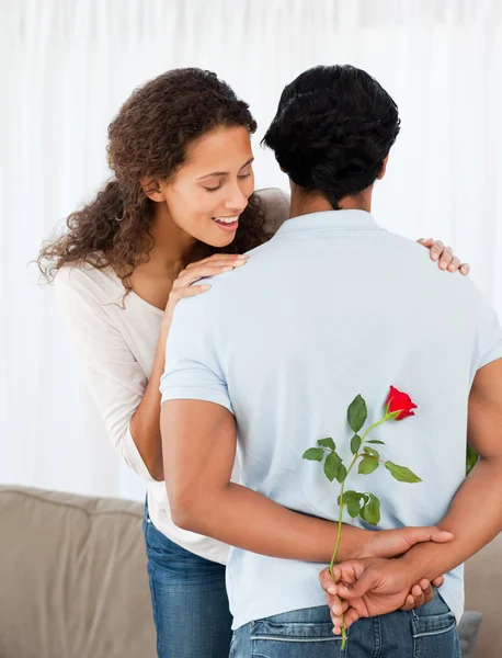 Krásná žena, nalezení růží zakrývalo jeho přítel — Stock fotografie
