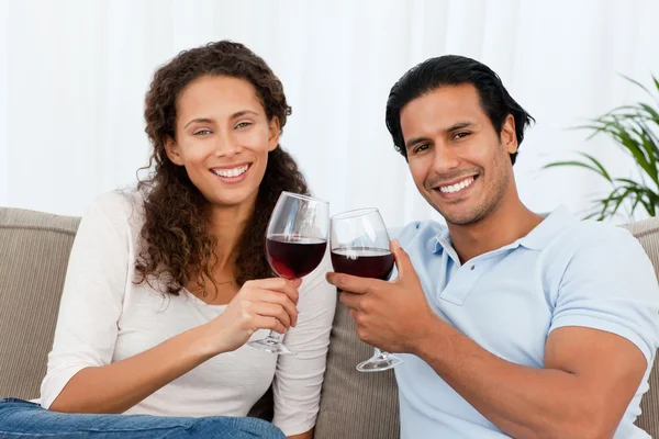 Retrato de um casal de copos de vinho tinto no sofá — Fotografia de Stock