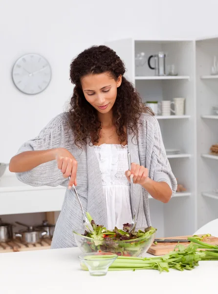 Söta spansktalande kvinna förbereder henne lunch i köket — Stockfoto