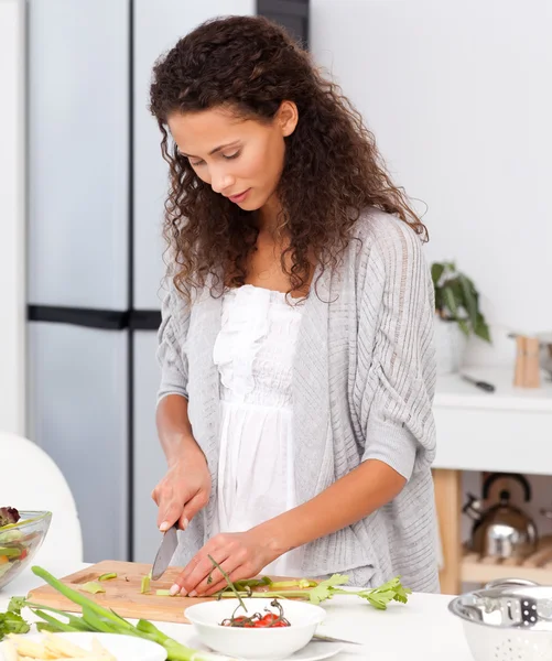Vacker kvinna skära grönsaker till hennes lunch — Stockfoto