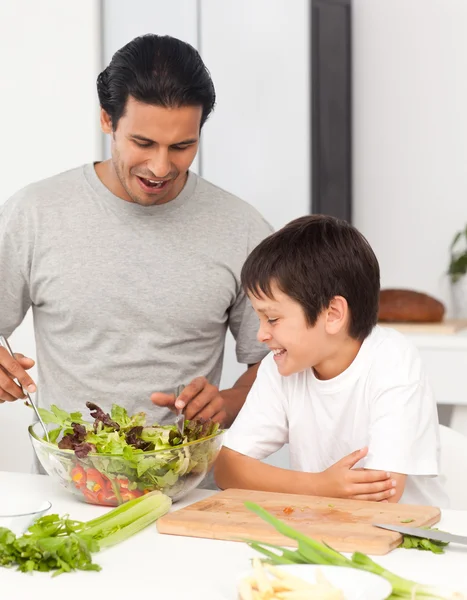Yakışıklı adam oğluyla salata hazırlık — Stok fotoğraf
