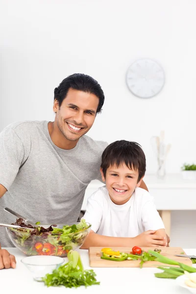 Портрет отца и сына, готовящих обед — стоковое фото