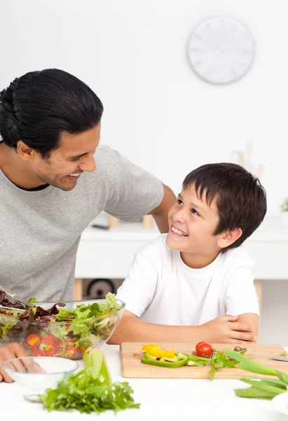 Szczęśliwy ojciec pomoc syna w kuchni — Zdjęcie stockowe