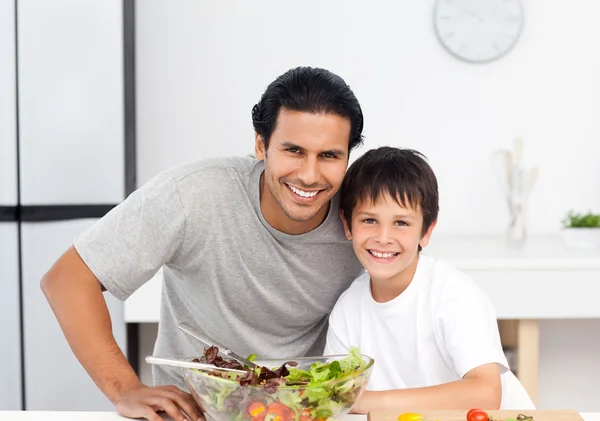 Портрет милого мальчика с отцом на кухне — стоковое фото