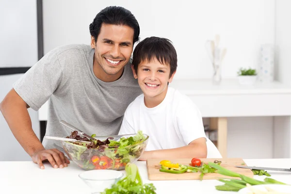 Porträt eines Vaters und seines Sohnes bei der Zubereitung eines Salats — Stockfoto