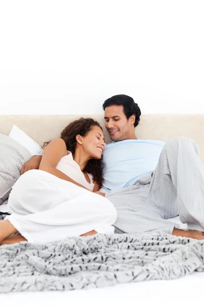 Couple passionné couché ensemble sur leur lit — Photo