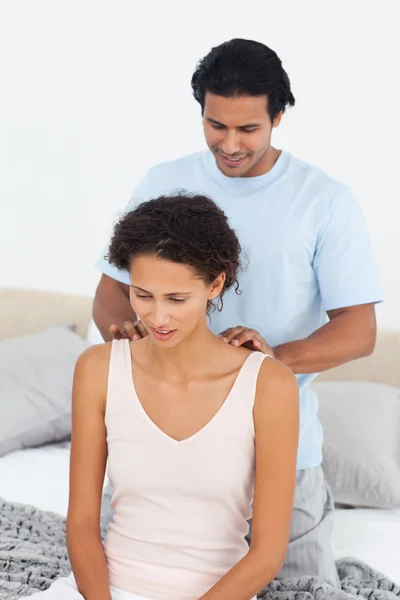Внимательный мужчина делает массаж своей прекрасной жене — стоковое фото