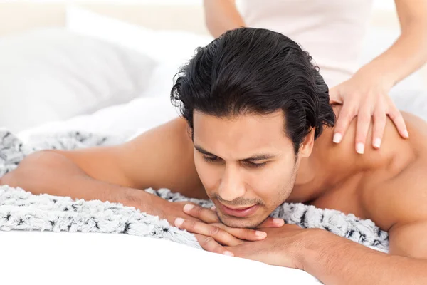 Apasionada mujer haciendo un masaje a su novio acostado en su —  Fotos de Stock