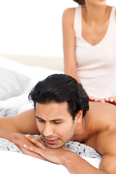 Close up de uma mulher fazendo uma massagem para o namorado — Fotografia de Stock