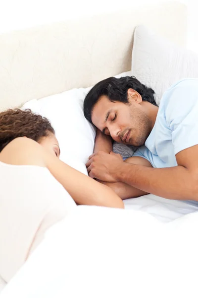 Bonito casal dormindo juntos em sua cama durante um fim de semana — Fotografia de Stock