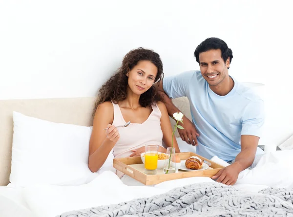 Hübsche Frau isst Müsli zum Frühstück liegend auf ihrem Bett — Stockfoto