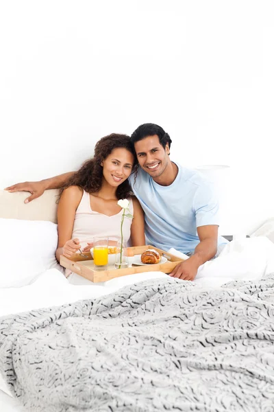 Porträtt av ett sött par med frukost i sin säng — Stockfoto