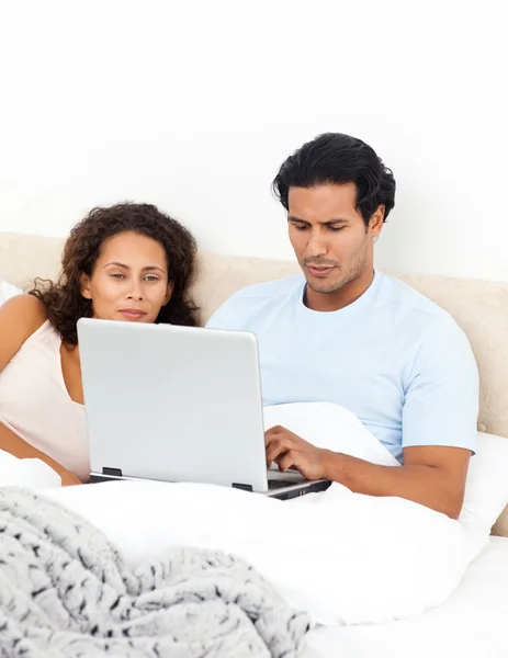 Vášnivá žena hledá její manžel pracuje na jeho laptopu — Stock fotografie