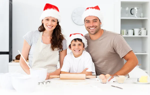 Portret szczęśliwą rodziną przygotowując świąteczne ciasteczka — Zdjęcie stockowe
