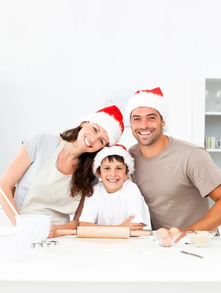 Glückliche Familie backt gemeinsam Weihnachtsplätzchen — Stockfoto