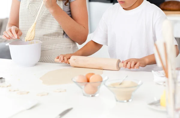Anne ve oğul birlikte bir hamur hazırlama kapat — Stok fotoğraf