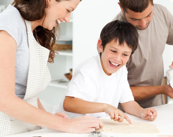 Vrolijke familie plezier bij de voorbereiding van koekjes samen — Stockfoto