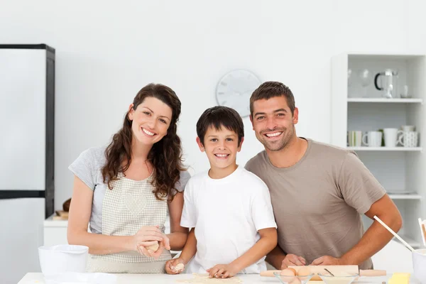 Portrait d'une famille heureuse préparant des biscuits ensemble — Photo