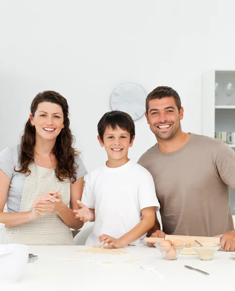 Schattige jongen met zijn ouders in zijn keuken — Stockfoto
