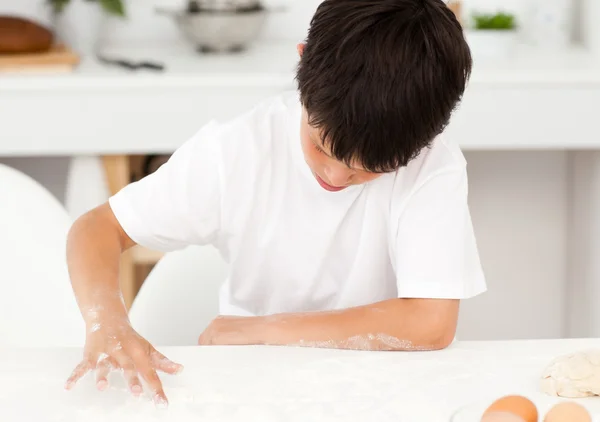Chłopiec przygotowanie ciasta sam — Zdjęcie stockowe