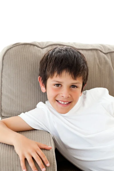 Portret van een schattige jongen ontspannen op de sofa — Stockfoto