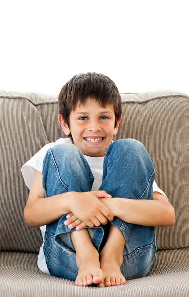 Retrato de um menino adorável sentado no sofá — Fotografia de Stock