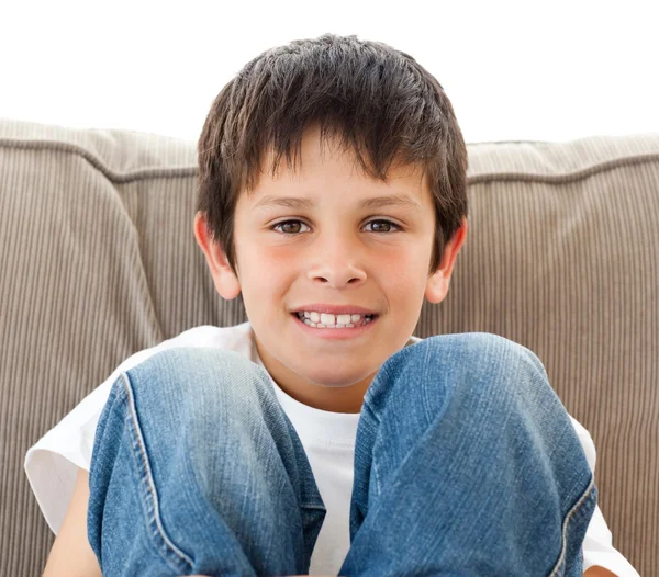 Портрет счастливого ребенка, отдыхающего на диване — стоковое фото