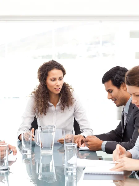 Equipe de negócios trabalhando juntos em torno de uma mesa — Fotografia de Stock
