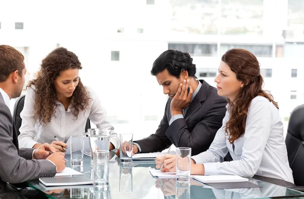 Multi-etnische zakelijke team samen te werken tijdens een vergadering — Stockfoto