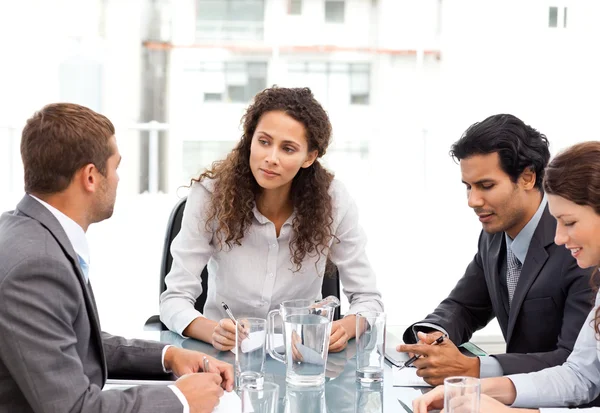 Bela gerente conversando com sua equipe durante uma reunião — Fotografia de Stock