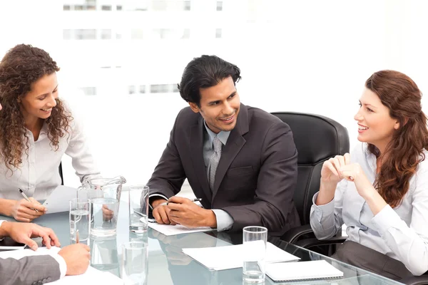 Empresário e empresárias conversando juntos em torno de uma mesa — Fotografia de Stock