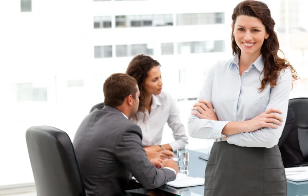 Zufriedene Geschäftsfrau mit ihrem Team während eines Meetings — Stockfoto