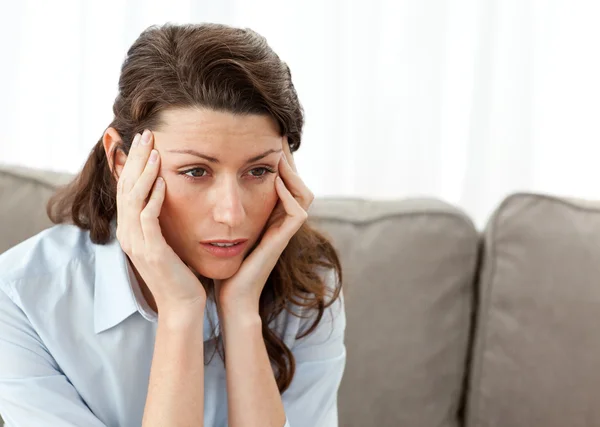 Mujer de negocios cansada con dolor de cabeza en el sofá —  Fotos de Stock