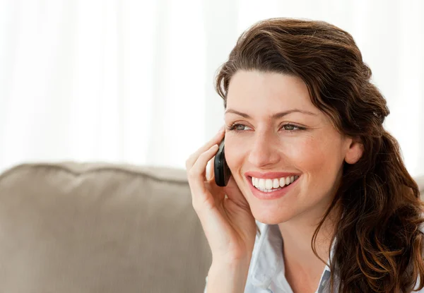 Piękna kobieta rozmawia przez telefon — Zdjęcie stockowe