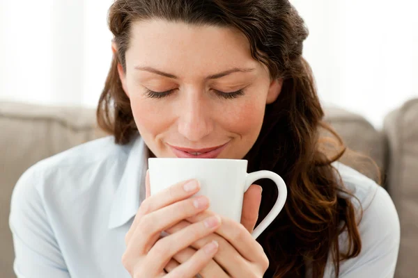 Ładny kobieta korzystających z jej kawy w domu — Zdjęcie stockowe