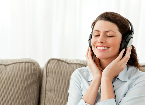 Heureuse femme d'affaires se relaxant avec de la musique dans le salon — Photo