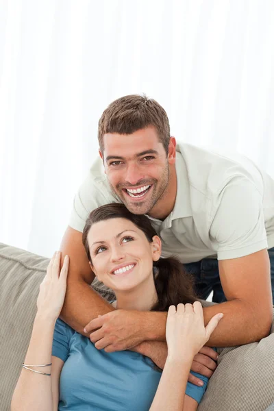 Portrét něžný muž se svou přítelkyní v obývac — Stock fotografie